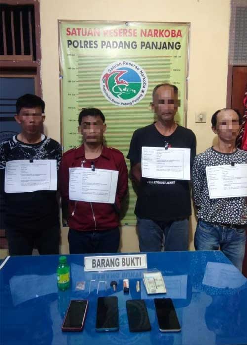 Empat terduga pelaku dan barang bukti yang diamankan polisi