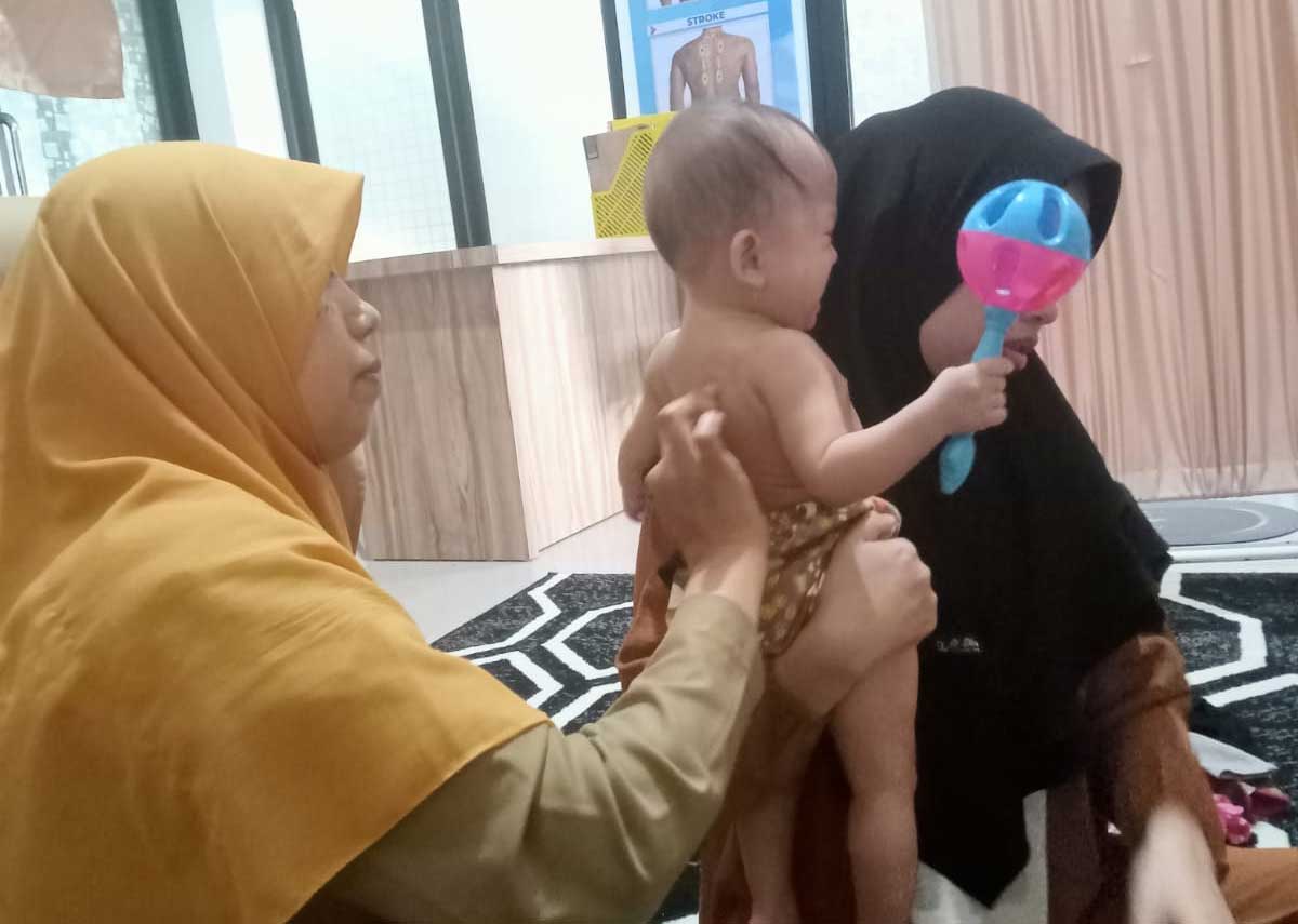 Anak pun bisa ikuti layanan totok punggung. (kominfo)