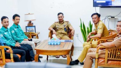 APLIKASI UJEK-Kepala Dinas Komunikasi Informatika Statistik dan Persandian, Suryadi didampingi Sekretaris Elvin Yonanda serta Kepala Bidang Informasi dan Komunikasi Publik (KIP) Antoni Wijaya terima kunjungan pendiri Ujek, Roni Ramdani dan rekannya, Senin (30/1/2023).