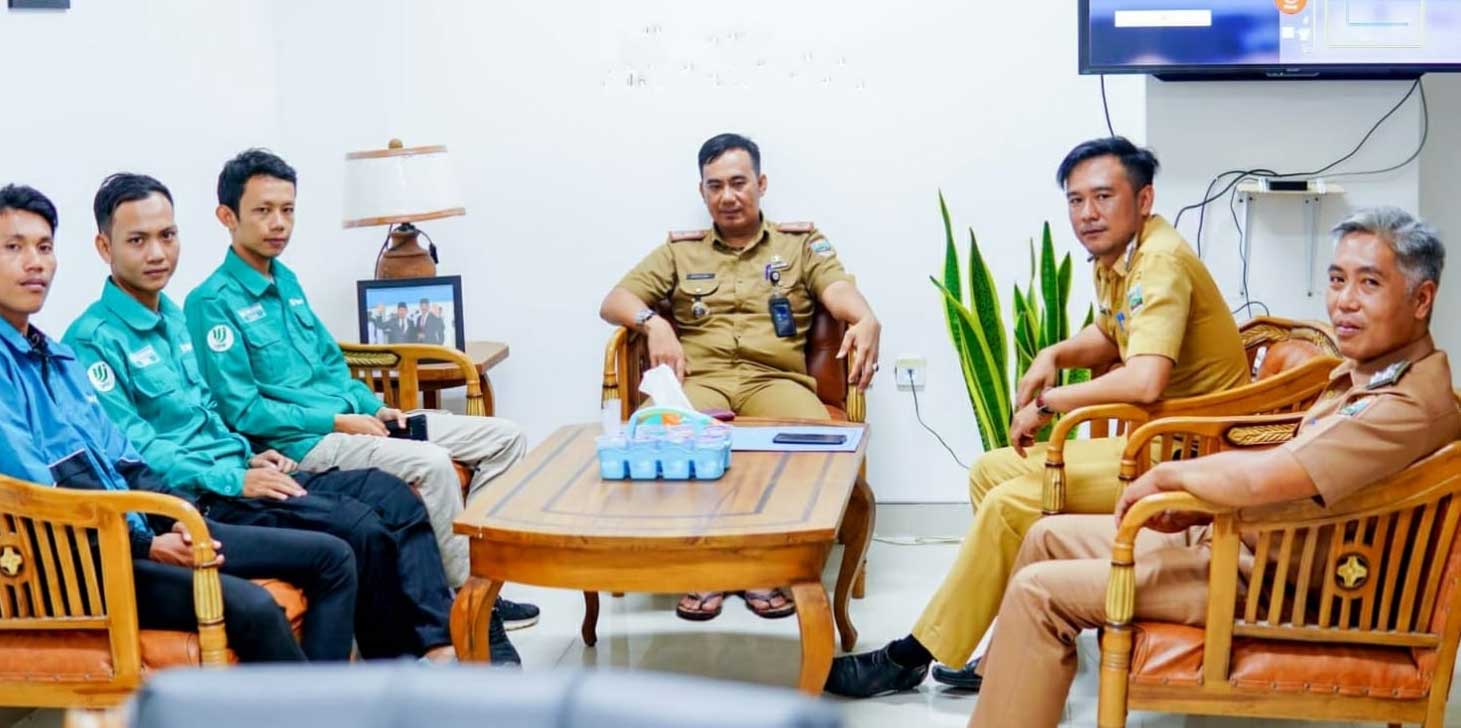 APLIKASI UJEK-Kepala Dinas Komunikasi Informatika Statistik dan Persandian, Suryadi didampingi Sekretaris Elvin Yonanda serta Kepala Bidang Informasi dan Komunikasi Publik (KIP) Antoni Wijaya terima kunjungan pendiri Ujek, Roni Ramdani dan rekannya, Senin (30/1/2023).