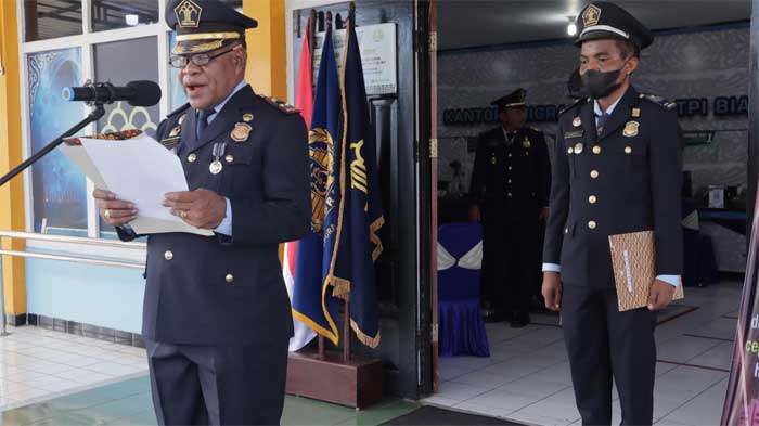Kepala Imigrasi Biak, Edward Infaindan pimpin upacara HBI ke-73, Kamis (26/1/2023). (farid)