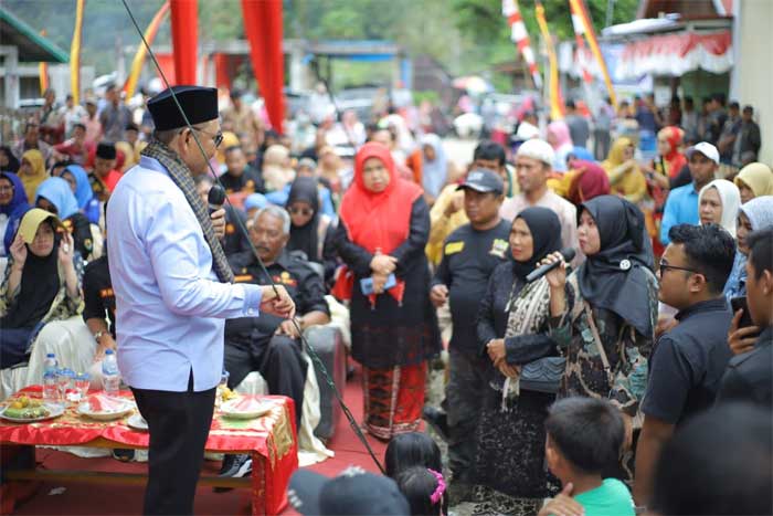 Bupati Epyardi Asda dialog dengan masyarakat Nagari Sirukam, Kabupaten Solok, Minggu (5/2/2023) dalam alek nagari bantai kabau di nagar itu. (kominfo)