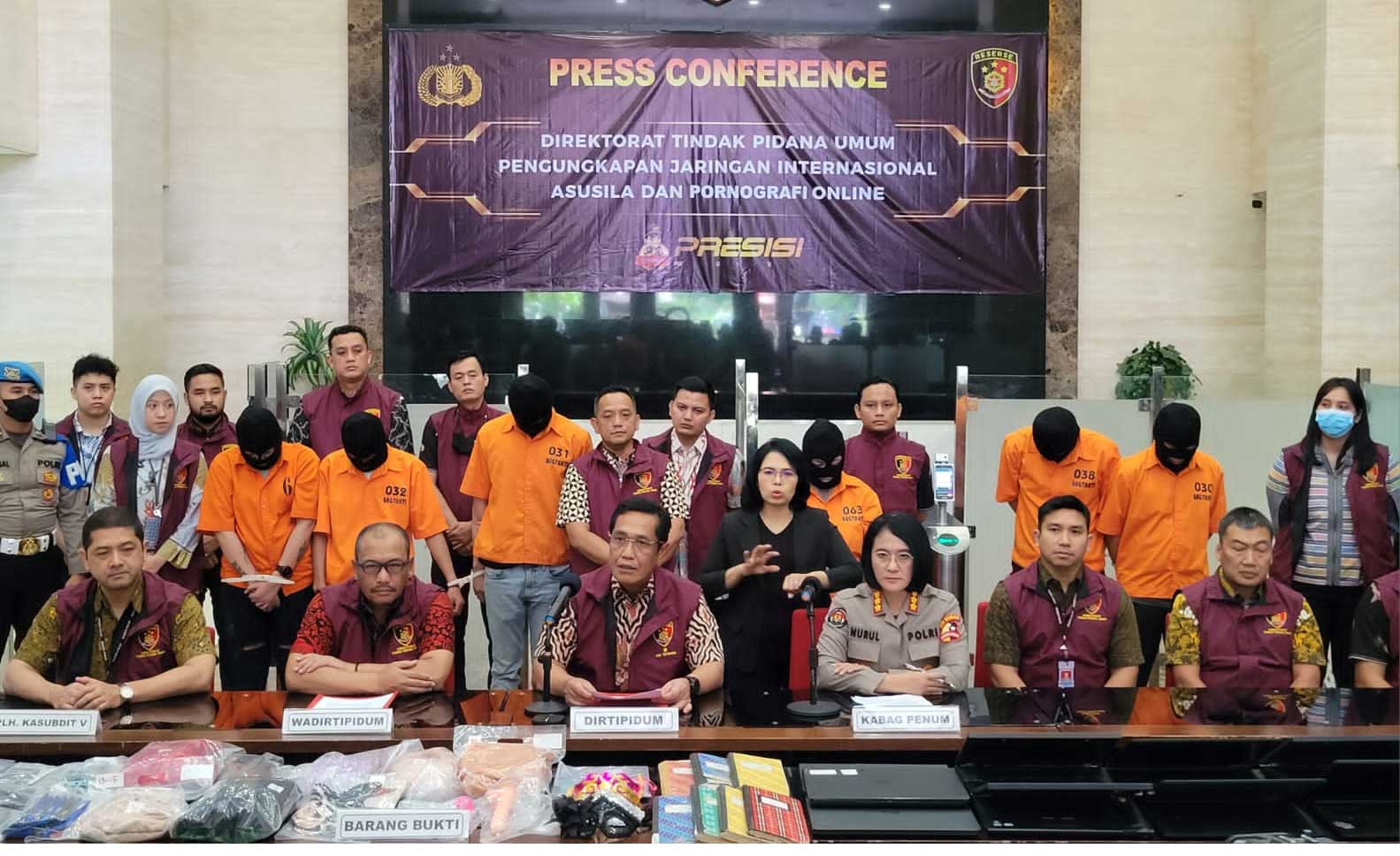 Mabes polri keterangan pers terkait pengungkapan kasus live streaming asusila dan judi online, Jumat (3/2/2023) di Jakarta. tribratanews.polri.go.id.