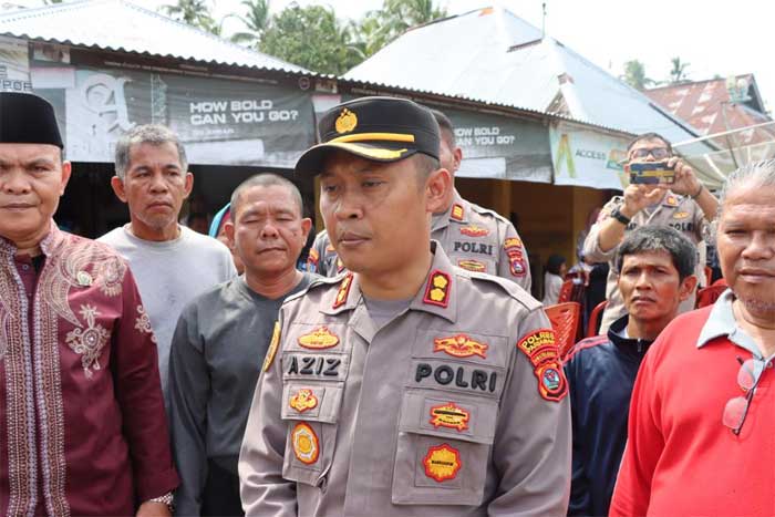 Kapolres Kota Pariaman. AKBP Abd. Azis bersama masyarakat Desa Marunggi, Jumat (3/2/2023). (Humas)