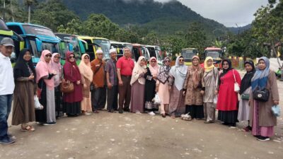 Jemaah Haji Arafah 18 Kota Pariaman Kagumi Objek Wisata Tan Kayo di Malalo