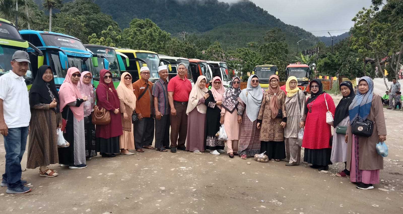 BERWISATA-Rombongan Jemaah Haji Arafah 18 Kota Pariaman berwisata ke Tan Kayo yang terletak di Malalo, Kabupaten Tanah Datar, Minggu (5/2/2023). (TKA)