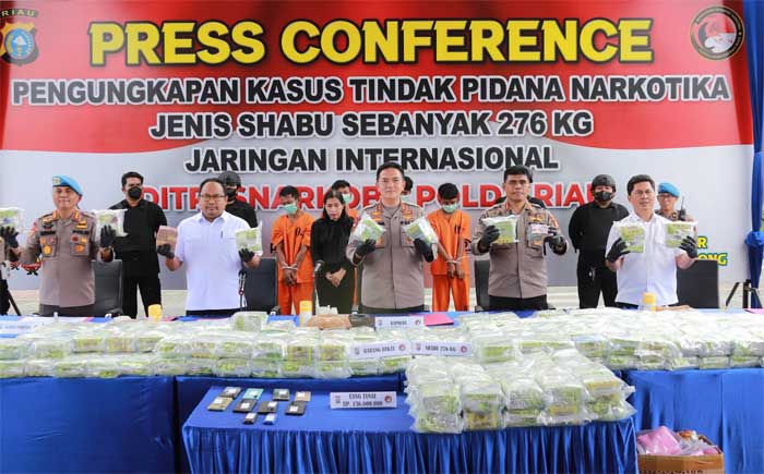Kapolda Riau, Irjen M. Iqbal berikan keterangan pers terkait pengungkapan 276 kilogram sabu, Rabu (1/2/2023) di Pekanbaru. Dalam penangkapan itu, setua pelaku ditembak. (ES)