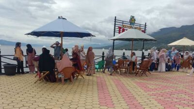 PESONA-Wisatawan nikmati pesona Danau Singkarak di objek wisata Tan Kayo, Malalo, Minggu (5/2/2023). (TKA)