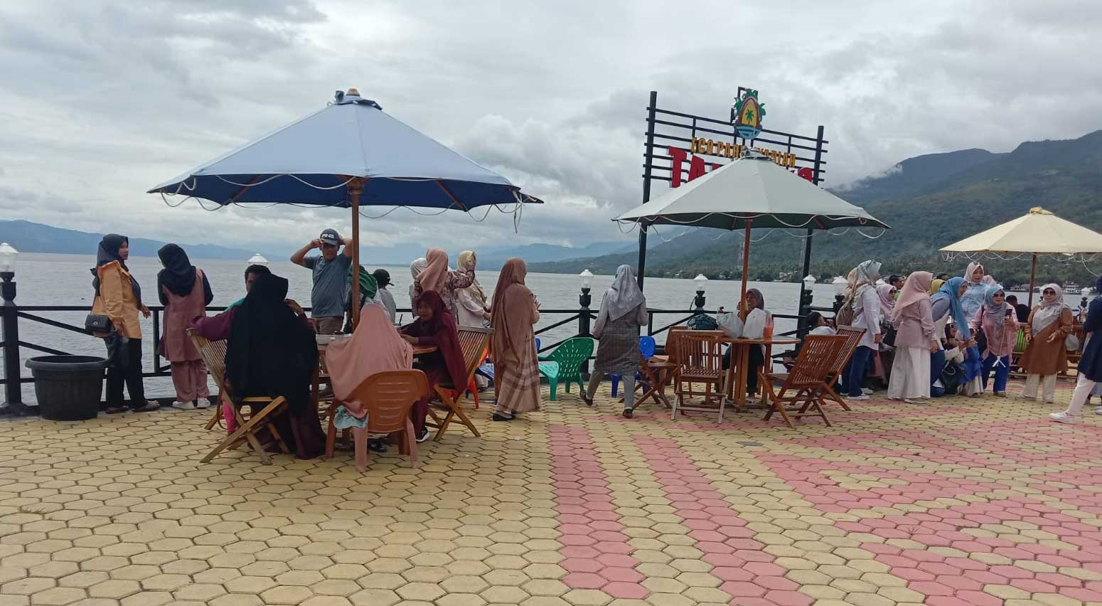 PESONA-Wisatawan nikmati pesona Danau Singkarak di objek wisata Tan Kayo, Malalo, Minggu (5/2/2023). (TKA)