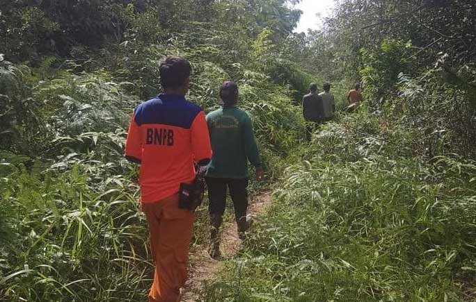 Tim melakukan penyisiran guna mencari warga yang dilaporkan tak pulang di Dharmasraya. (ist)