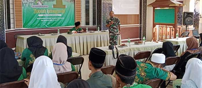Personel TNI sosialisasikan tentang wawasan kebangsaan di Pendopo Kecamatan Brondong, Senin (20/2/2023).