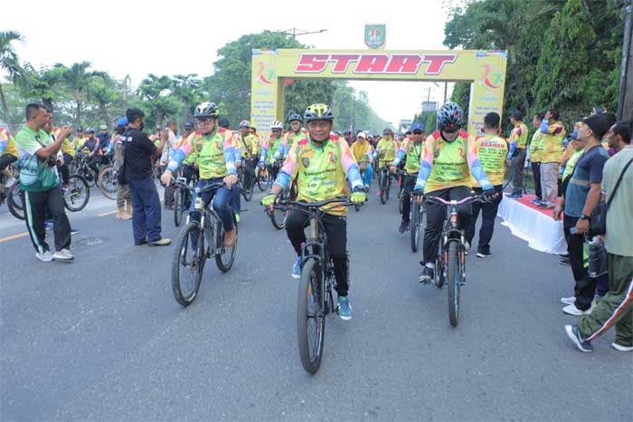 Bupati Surya gowes bersama warga