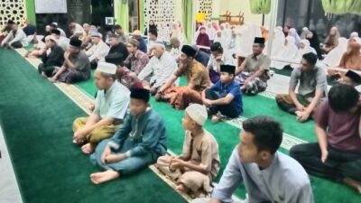 Jemaah Salat Tarawih di Mushalla Ar-Rasul