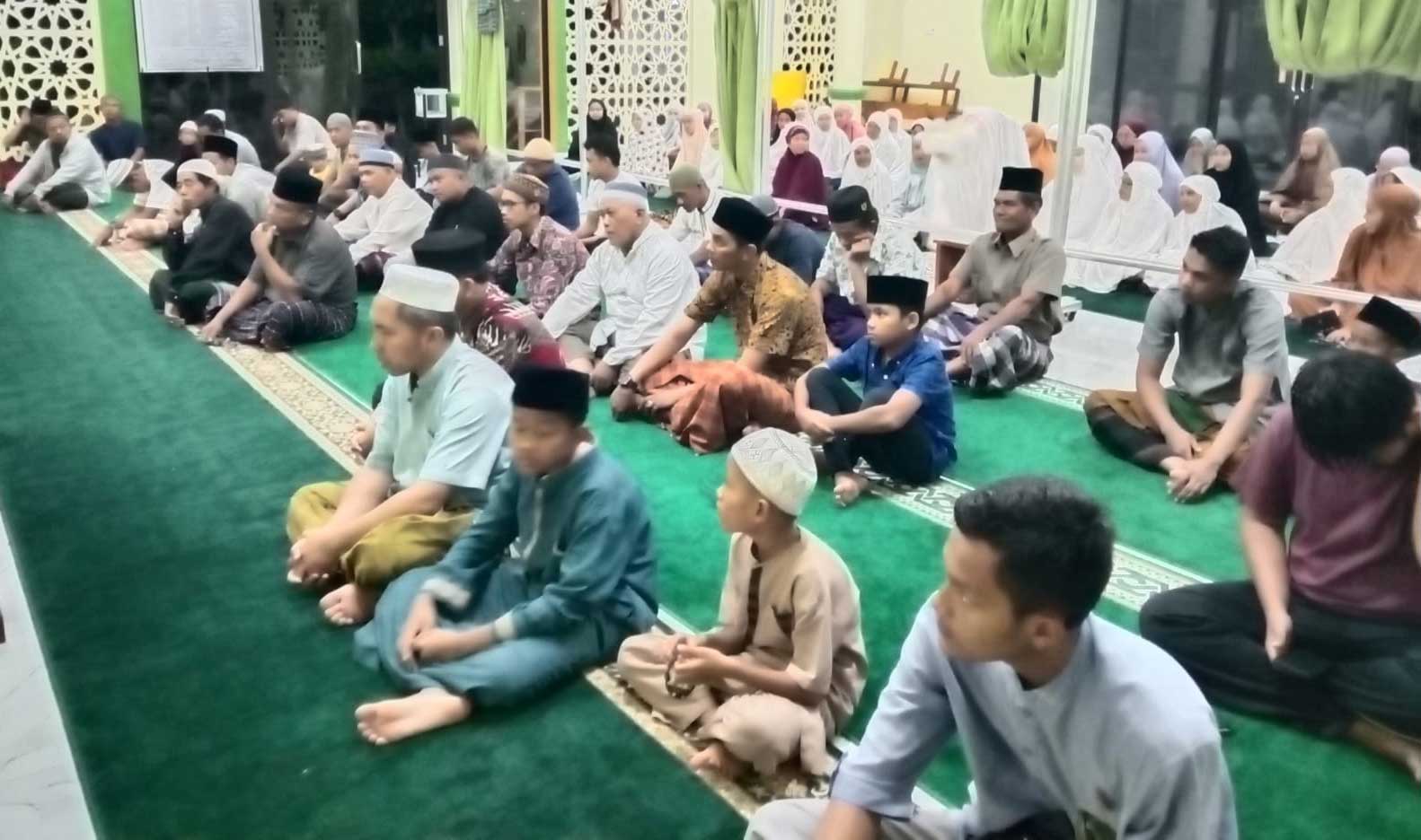 Jemaah Salat Tarawih di Mushalla Ar-Rasul