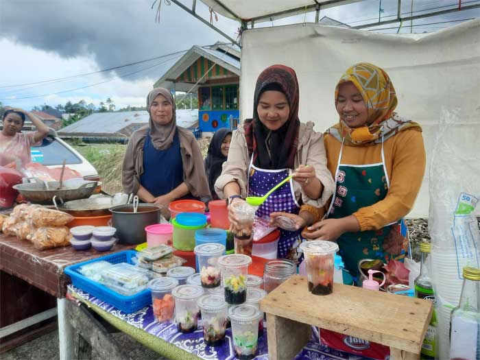 Pedagang menjual aneka takjil untuk berbuka. (kominfo)