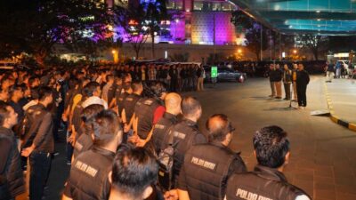 PIMPIN APEL-Kapolda Riau, Irjen Mohammad Iqbal pimpin apel dalam rangka menjaga situasi kamtibmas, Jumat (10/3/2023) malam di halaman parkir Mall SKA Pekanbaru. (ist)