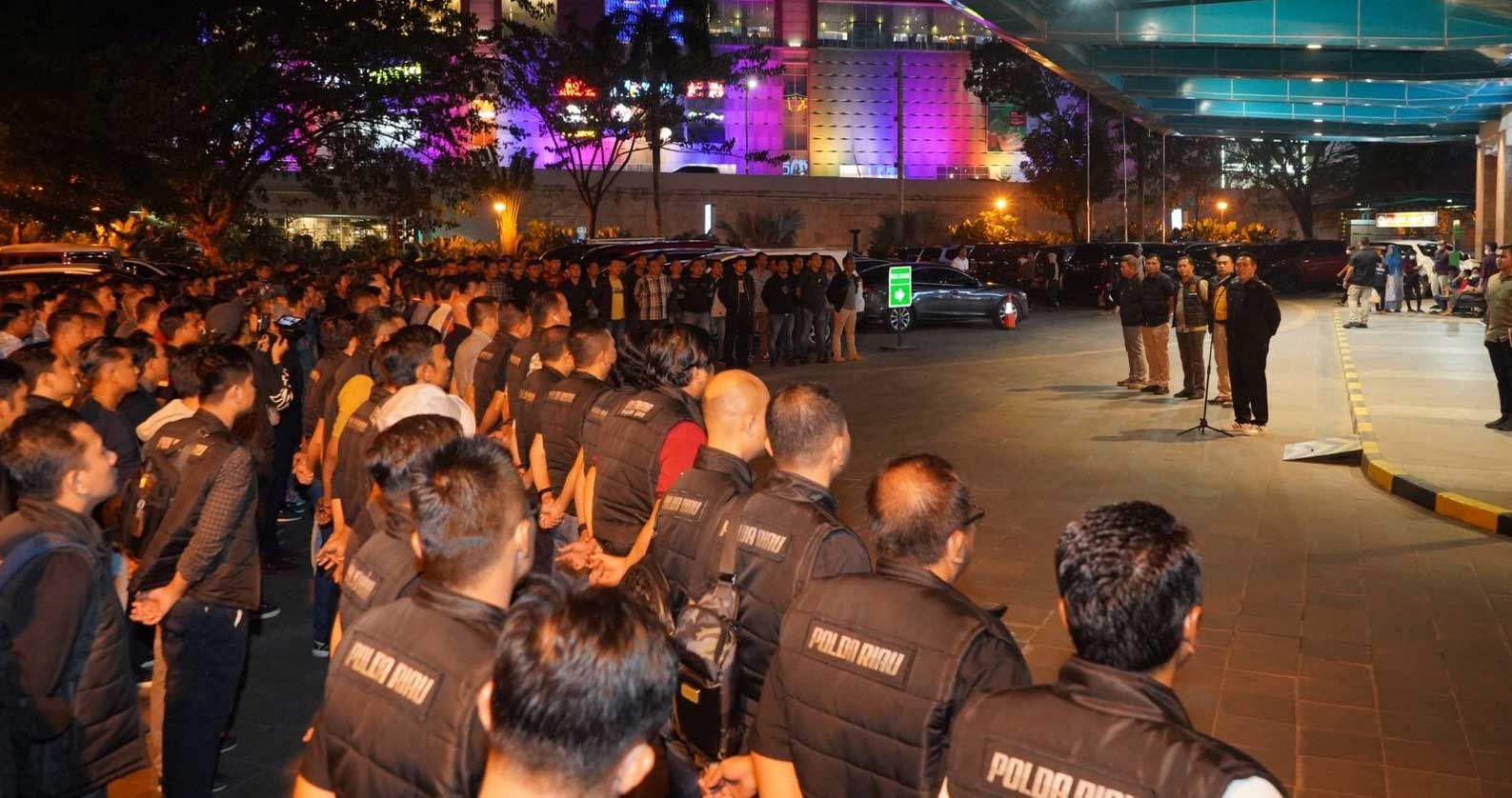 PIMPIN APEL-Kapolda Riau, Irjen Mohammad Iqbal pimpin apel dalam rangka menjaga situasi kamtibmas, Jumat (10/3/2023) malam di halaman parkir Mall SKA Pekanbaru. (ist)