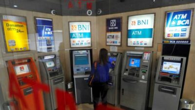 Deretan ATM perbankan nasional. (gramedia.com)