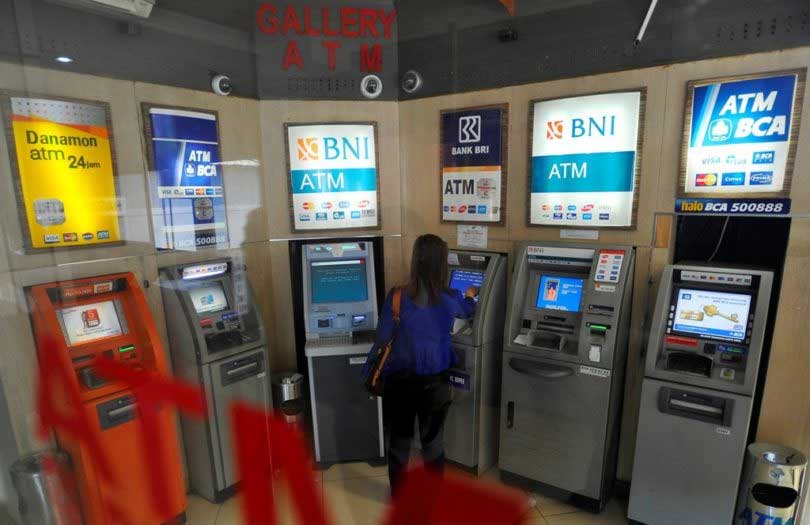 Deretan ATM perbankan nasional. (gramedia.com)