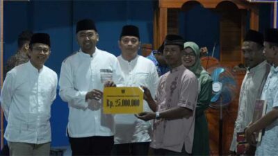 Wagub serahkan bantuan pada pengurus Masjid Nurul Yakin, Jorong Bandar Mas, Nagari Cubadak, Kecamatan Duo Koto, Kabupaten Pasaman, Kamis (23/3/2023) malam.