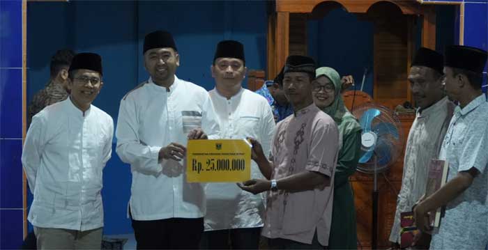Wagub serahkan bantuan pada pengurus Masjid Nurul Yakin, Jorong Bandar Mas, Nagari Cubadak, Kecamatan Duo Koto, Kabupaten Pasaman, Kamis (23/3/2023) malam.
