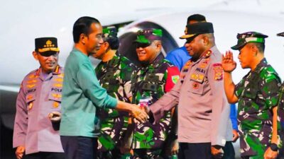 Kapolda Papua sambut Presiden Jokowi di Bandara Sentani Kabupaten Jayapura, Senin (20/3) malam.