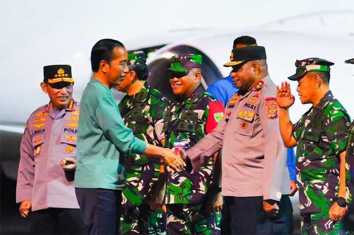 Kapolda Papua sambut Presiden Jokowi di Bandara Sentani Kabupaten Jayapura, Senin (20/3) malam.