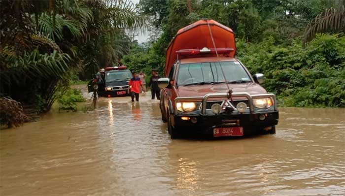 SIAGA-Personel BPBD dan aparat terkat siaga di lokasi banjir, Jumat (10/3/2023). (ist)