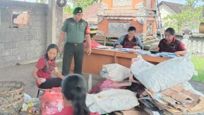 PILIH SAMPAH-Masyarakat di Dusun Getakan, Desa Getakan, Provinsi Bali, memilah dan memilih sampah. Sampah bisa bernilai rupiah. (*)