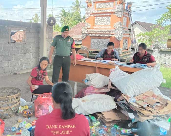 PILIH SAMPAH-Masyarakat di Dusun Getakan, Desa Getakan, Provinsi Bali, memilah dan memilih sampah. Sampah bisa bernilai rupiah. (*)