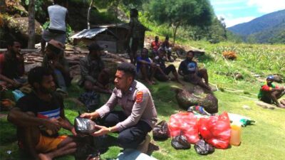 Penyerahan bantuan pada warga di Kampung Ndeotadi 99, Jumat (24/3/2023).