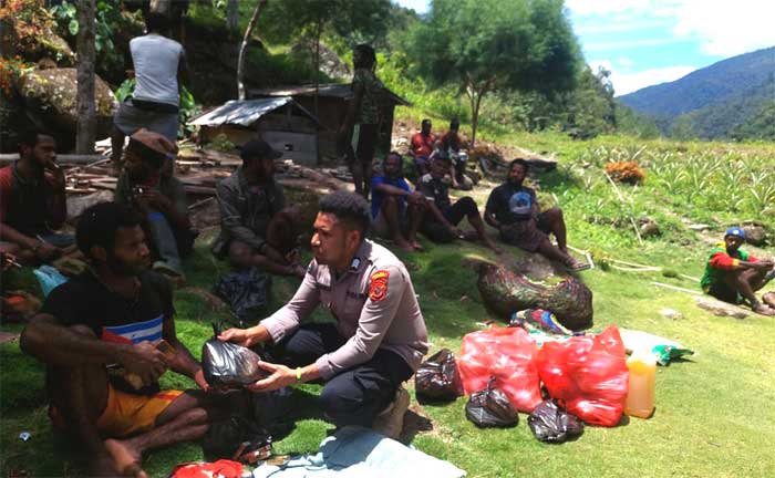Penyerahan bantuan pada warga di Kampung Ndeotadi 99, Jumat (24/3/2023).