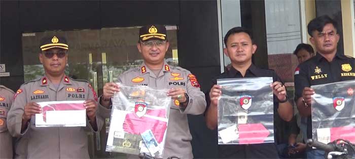 Kapolres Dharmasraya tunjukkan barang bukti dari kasus yang berhasil diungkap dalam jumpa pers Jumat (17/3/2023) di halaman polres setempat. (eko)