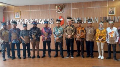 Bupati Kaimana, Freddy Thie bersama jajaran Bawaslu usai penandatanganan hibah tanah di Jakarta, Selasa (21/3/2023).
