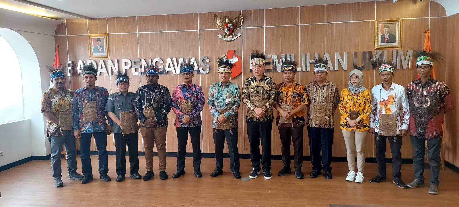 Bupati Kaimana, Freddy Thie bersama jajaran Bawaslu usai penandatanganan hibah tanah di Jakarta, Selasa (21/3/2023).