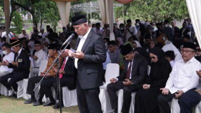 Gubernur Mahyeldi pimpin doa ketika pemakaman Azwar Anas di Taman Makam Pahlawan, Senin (6/3/2023). (pemprov)