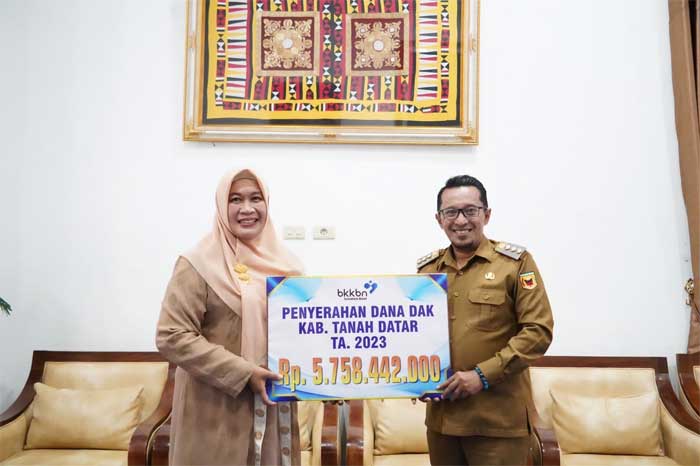 Bupati Tanah Datar, Eka Putra terima DAK dari BKKBN Sumbar. (Prokopim)