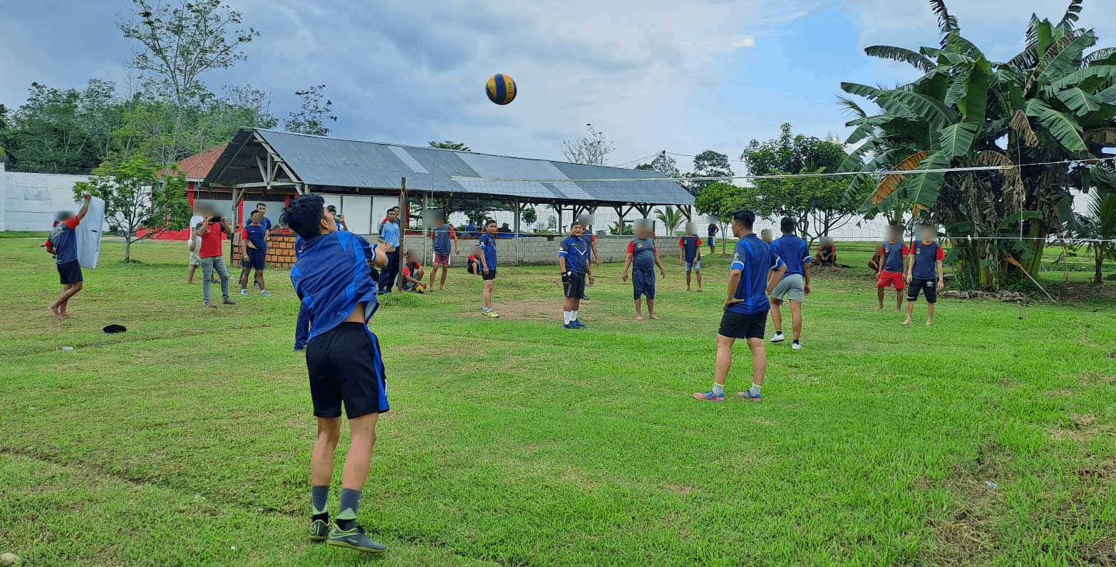 BOLA VOLI-Pertandingan bola voli di lingkungan Lapas Dharmasraya, Senin (13/3/2023). (eko)