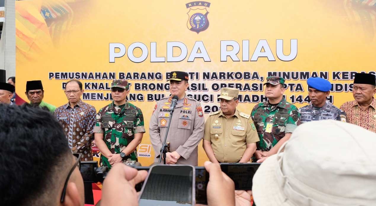 Kapolda Riau dan pejabat lainnya berikan keterangan pers di halaman kantor Gubernur Riau, Pekanbaru, Selasa (21/3/2023).