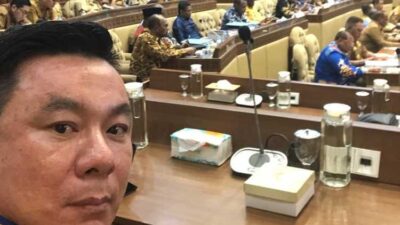 RAPAT DENGAR PENDAPAT-Bupati Kaimana, Freddy Thie hadiri rapat dengar pendapat dengan Komisi II DPR RI di Jakarta, Senin (20/3/2023). Rapat dengar pendapat itu melibatkan pimpinan daerah se-Provinsi Papua dan Papua Barat. (ist)