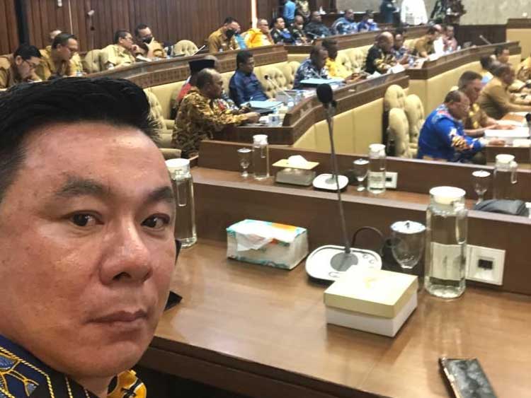 RAPAT DENGAR PENDAPAT-Bupati Kaimana, Freddy Thie hadiri rapat dengar pendapat dengan Komisi II DPR RI di Jakarta, Senin (20/3/2023). Rapat dengar pendapat itu melibatkan pimpinan daerah se-Provinsi Papua dan Papua Barat. (ist)