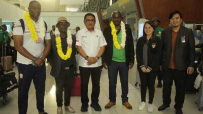 Ofisial tim Burundi ketika disambut di Bandara Soetta. (pssi)