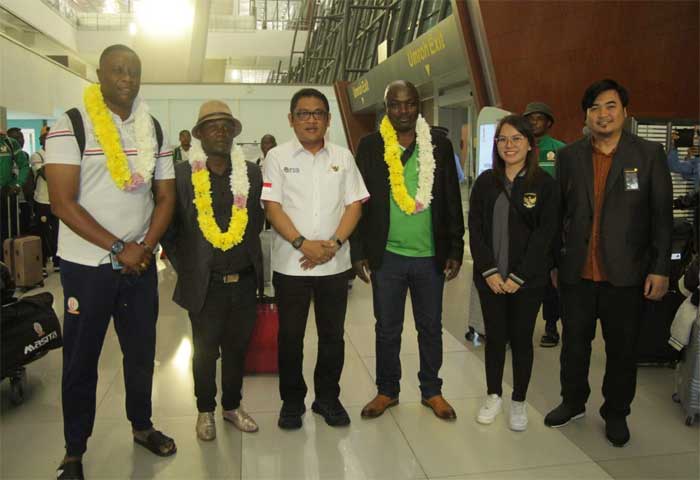 Ofisial tim Burundi ketika disambut di Bandara Soetta. (pssi)