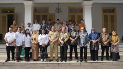 Foto bersama usai pertemuan antara jajaran Pemko Cilegon dengan rombongan Wali Kota Solok. (ist)