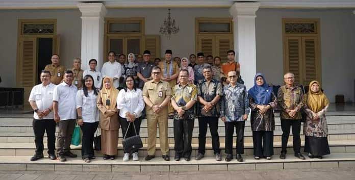 Foto bersama usai pertemuan antara jajaran Pemko Cilegon dengan rombongan Wali Kota Solok. (ist)