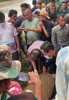 EVAKUASI-Proses evakuasi jenazah yang ditemukan warga di sungai, Selasa (28/2/2023).