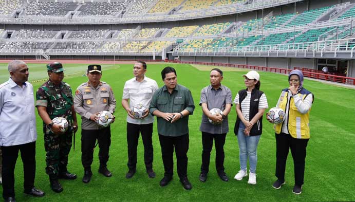 TINJAU STADION-Ketua Umum PSSI, Erick Thohir tinjau proses renovasi Stadion Gelora Bung Tomo (GBT), Senin (13/3/2023) di Surabaya. (pssi)