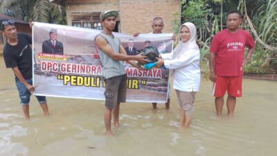 Jajaran Dewan Pimpinan Cabang (DPC) Partai Gerindra Dharmasraya berikan bantuan pada korban banjir, Senin (13/3/2023). Bantuan yang diantar berupa sembako.