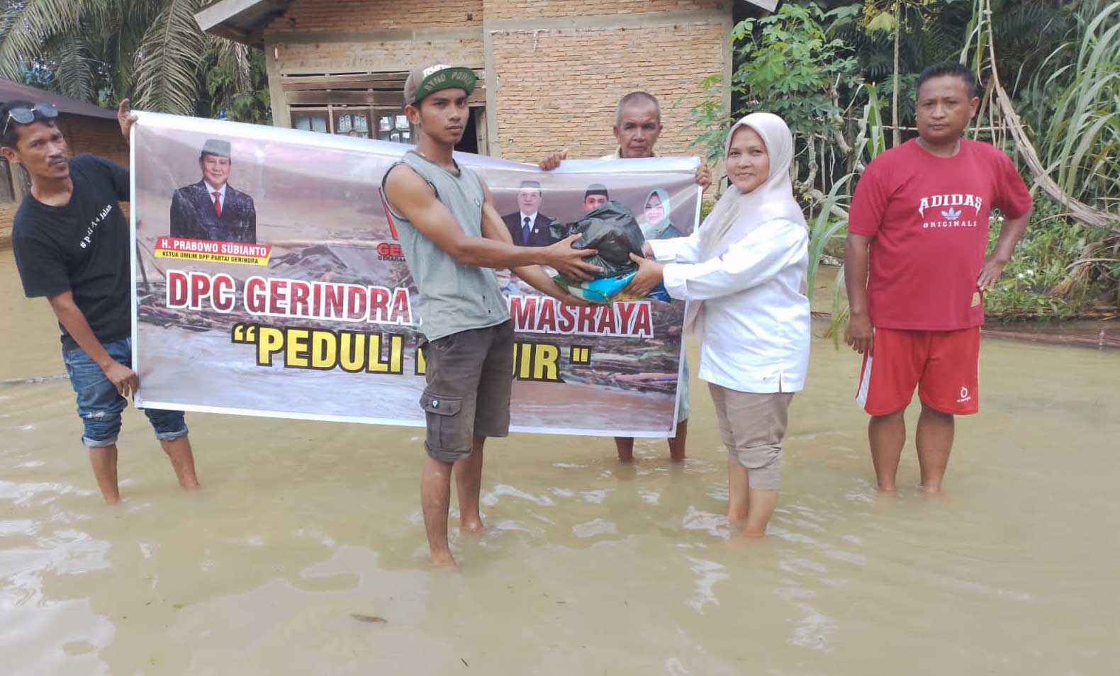 Jajaran Dewan Pimpinan Cabang (DPC) Partai Gerindra Dharmasraya berikan bantuan pada korban banjir, Senin (13/3/2023). Bantuan yang diantar berupa sembako.