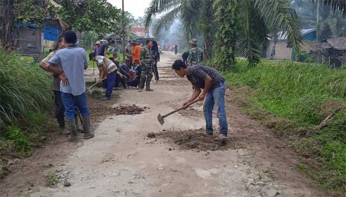 GOTONG ROYONG-Masyarakat dan kalangan pemerintahan gotong royong di Desa Hessa Prompongan, Kecamatan Air Batu, Kabupaten Asahan, Jumat (10/3/2023). (ist)